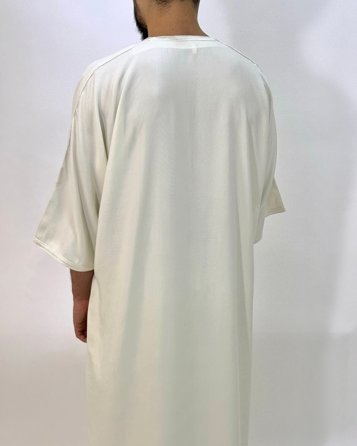mannequin portant gandoura homme matiere gabardine de couleur blanc avec un travail finition faite main vue dos