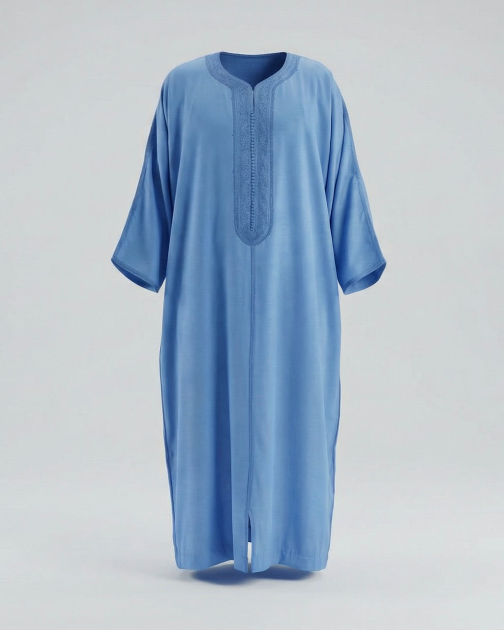 mannequin portant gandoura homme matiere gabardine de couleur bleu avec un travail motifs fait main vue entiere
