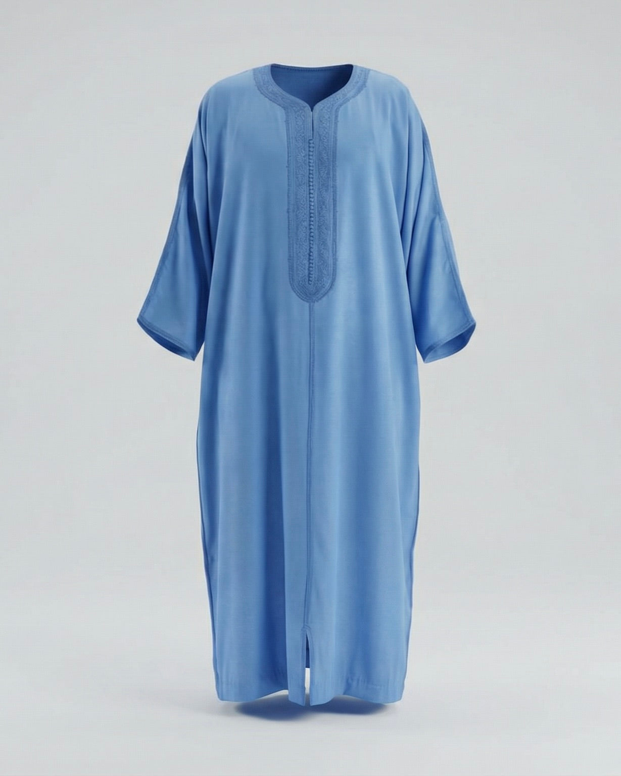 mannequin portant gandoura homme matiere gabardine de couleur bleu avec un travail motifs fait main vue entiere