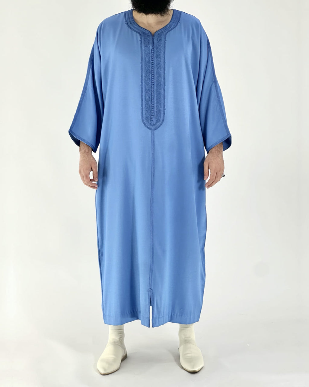 mannequin portant gandoura homme matiere gabardine de couleur bleu avec un travail motifs fait main vue entiere