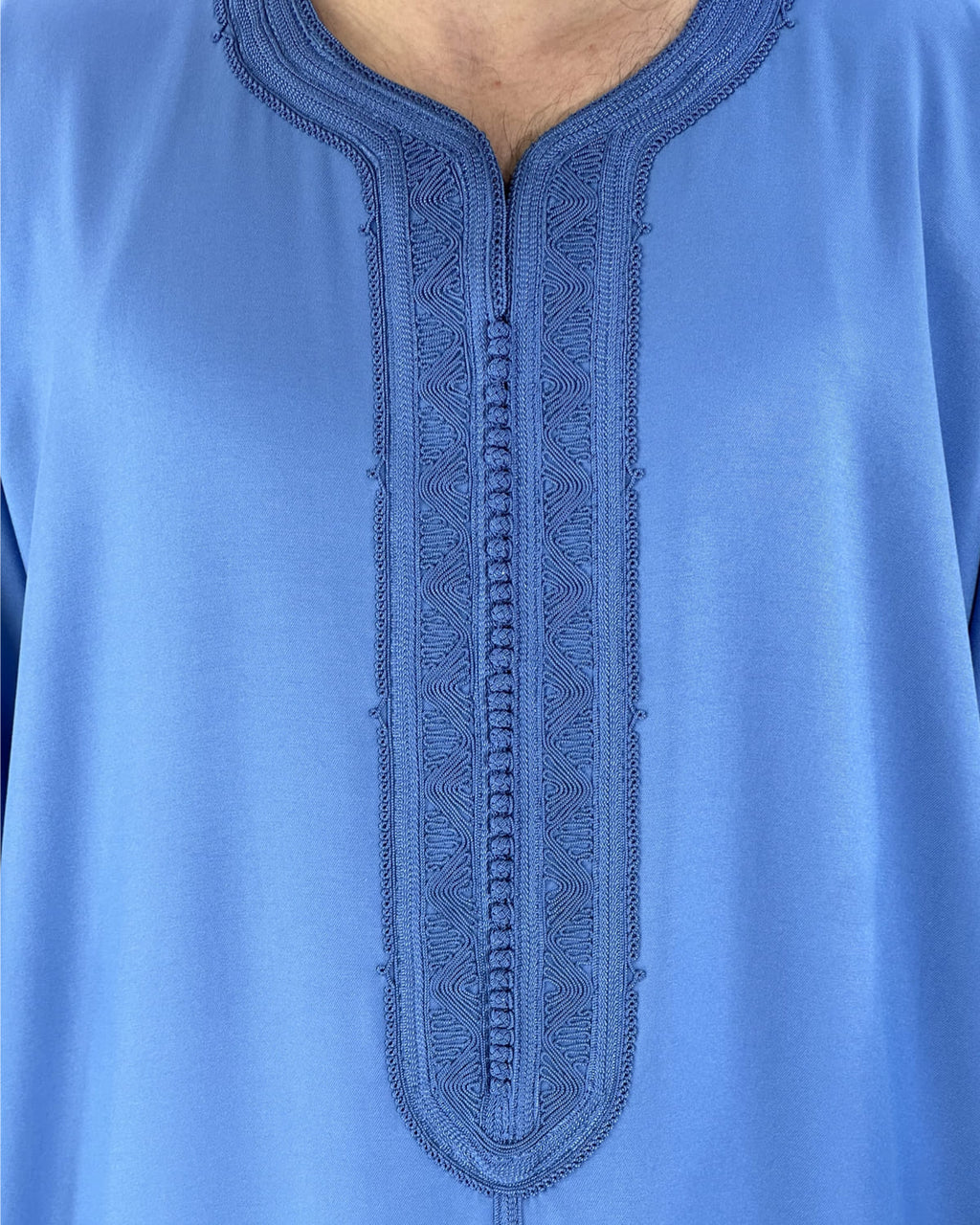 mannequin portant gandoura homme matiere gabardine de couleur bleu avec un travail motifs fait main vue motifs