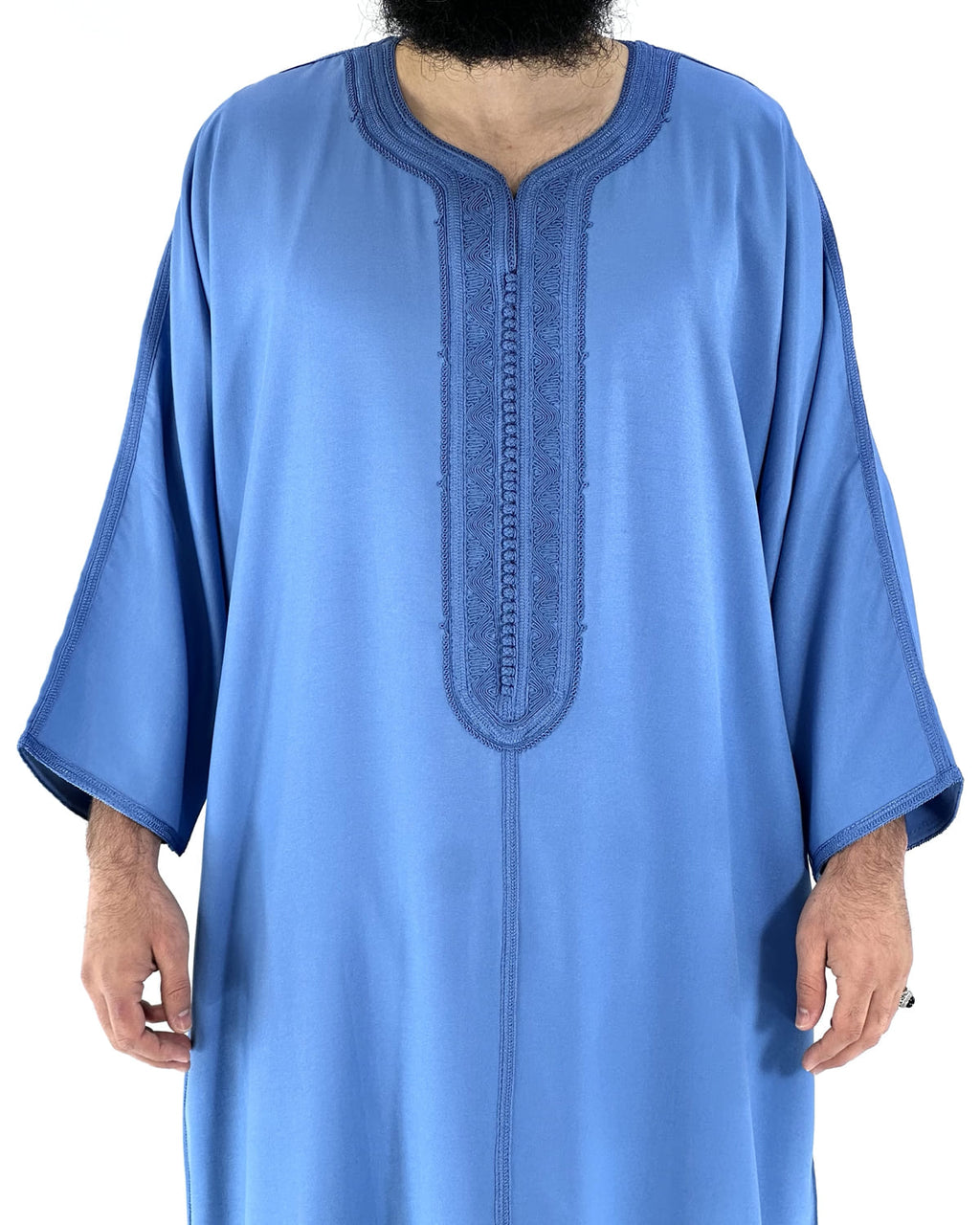 mannequin portant gandoura homme matiere gabardine de couleur bleu avec un travail motifs fait main vue face-rapprochee