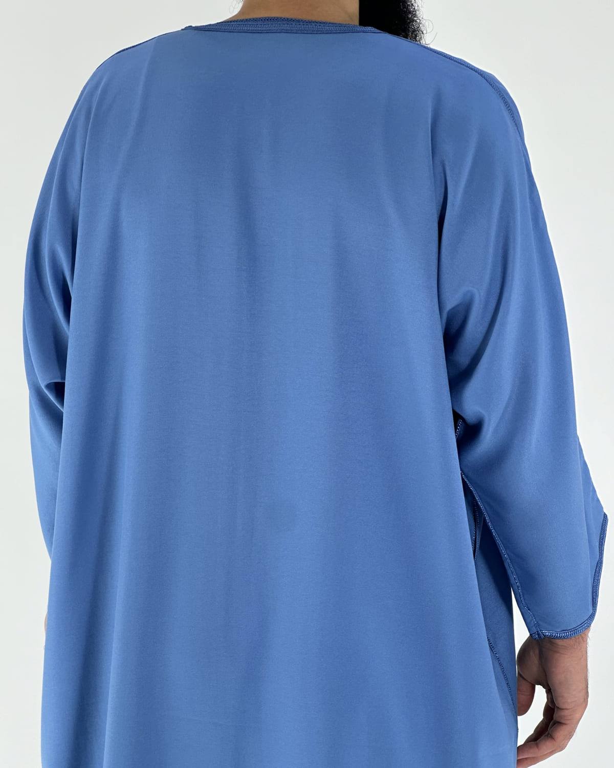 mannequin portant gandoura homme matiere gabardine de couleur bleu avec un travail motifs fait main vue dos