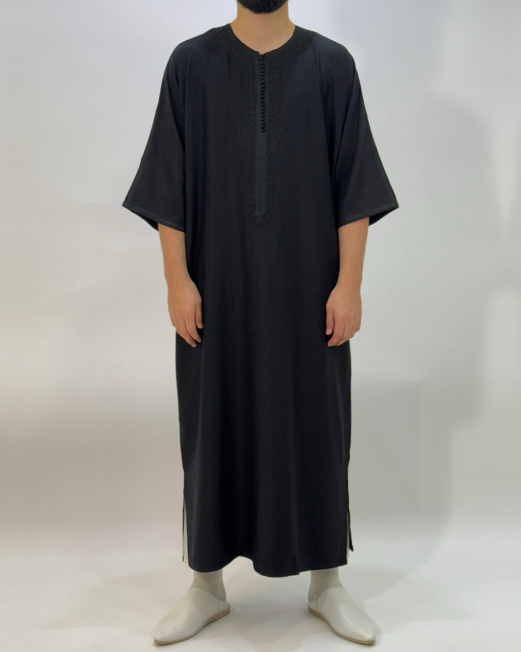 mannequin portant gandoura homme matiere gabardine de couleur noir avec un travail finition faite main vue entiere