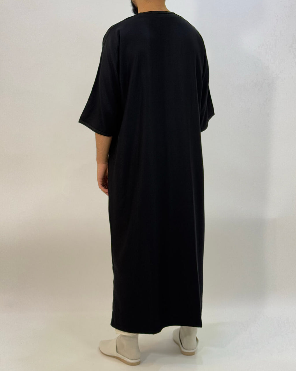 mannequin portant gandoura homme matiere gabardine de couleur noir avec un travail finition faite main vue dos