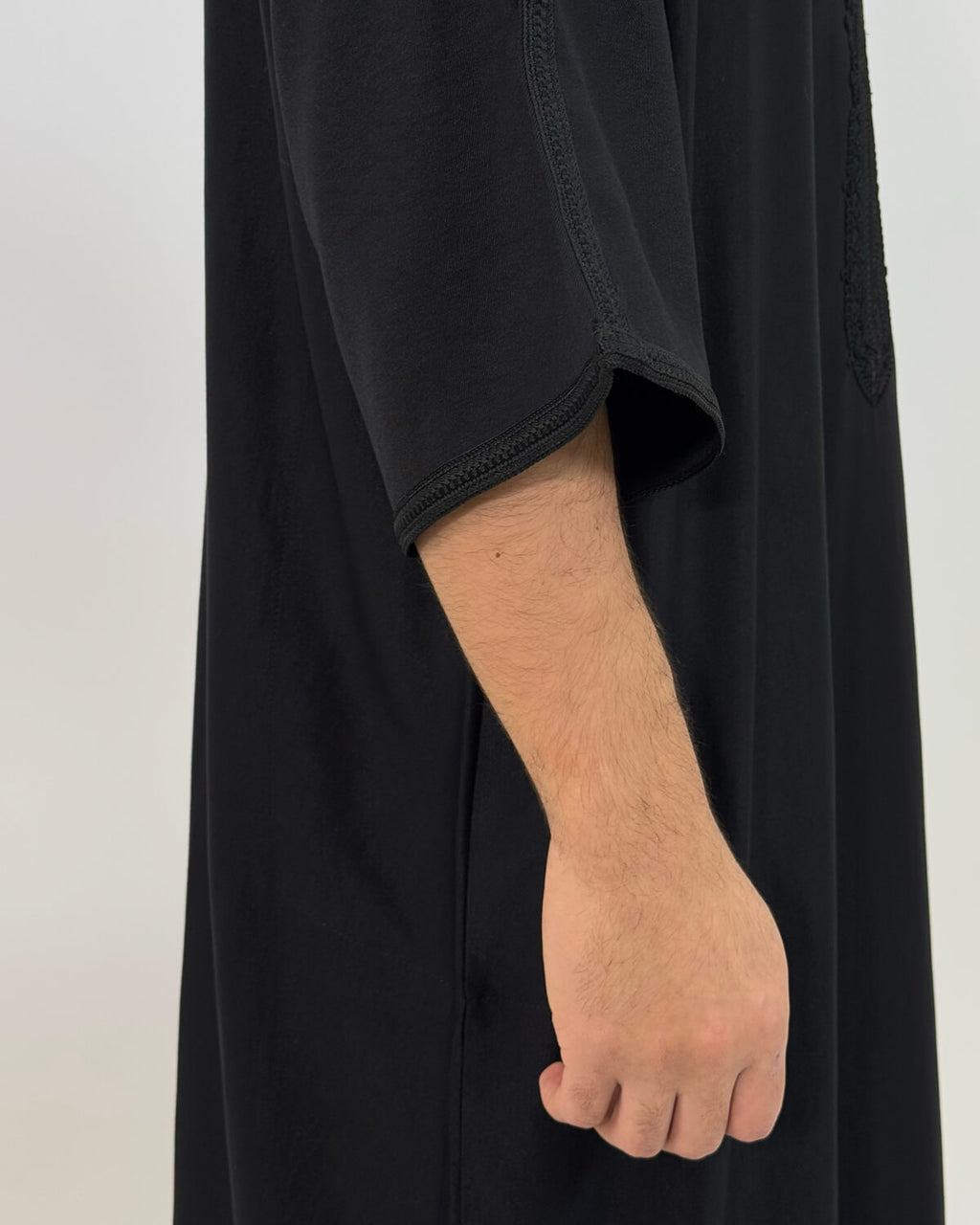 mannequin portant gandoura homme matiere gabardine de couleur noir avec un travail finition faite main vue manche