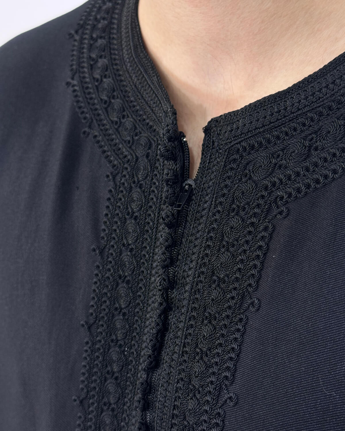 mannequin portant gandoura homme matiere gabardine de couleur noir avec un travail finition faite main vue details-rapproches