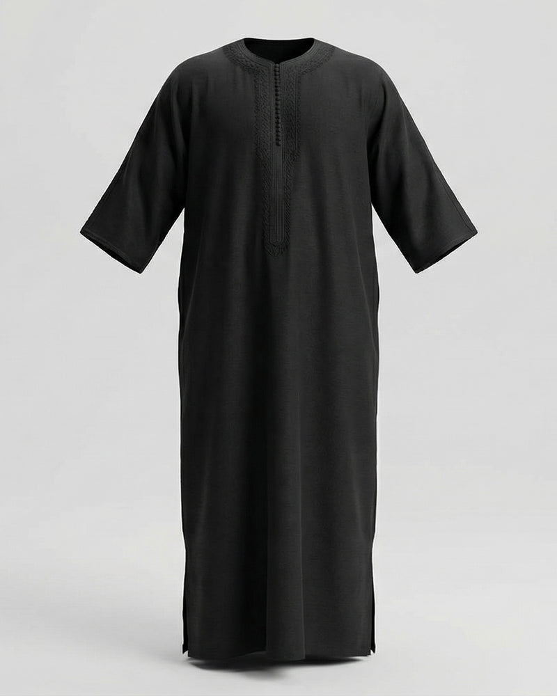mannequin portant gandoura homme matiere gabardine de couleur noir avec un travail finition faite main vue entiere