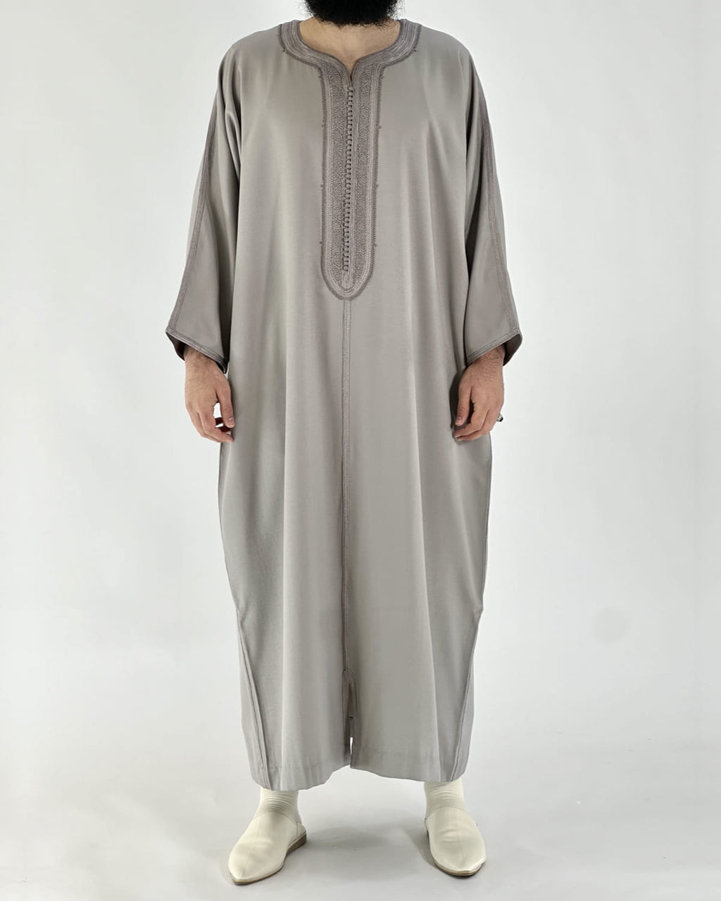 mannequin portant gandoura homme matiere gabardine de couleur taupe avec un travail motifs fait main vue entiere