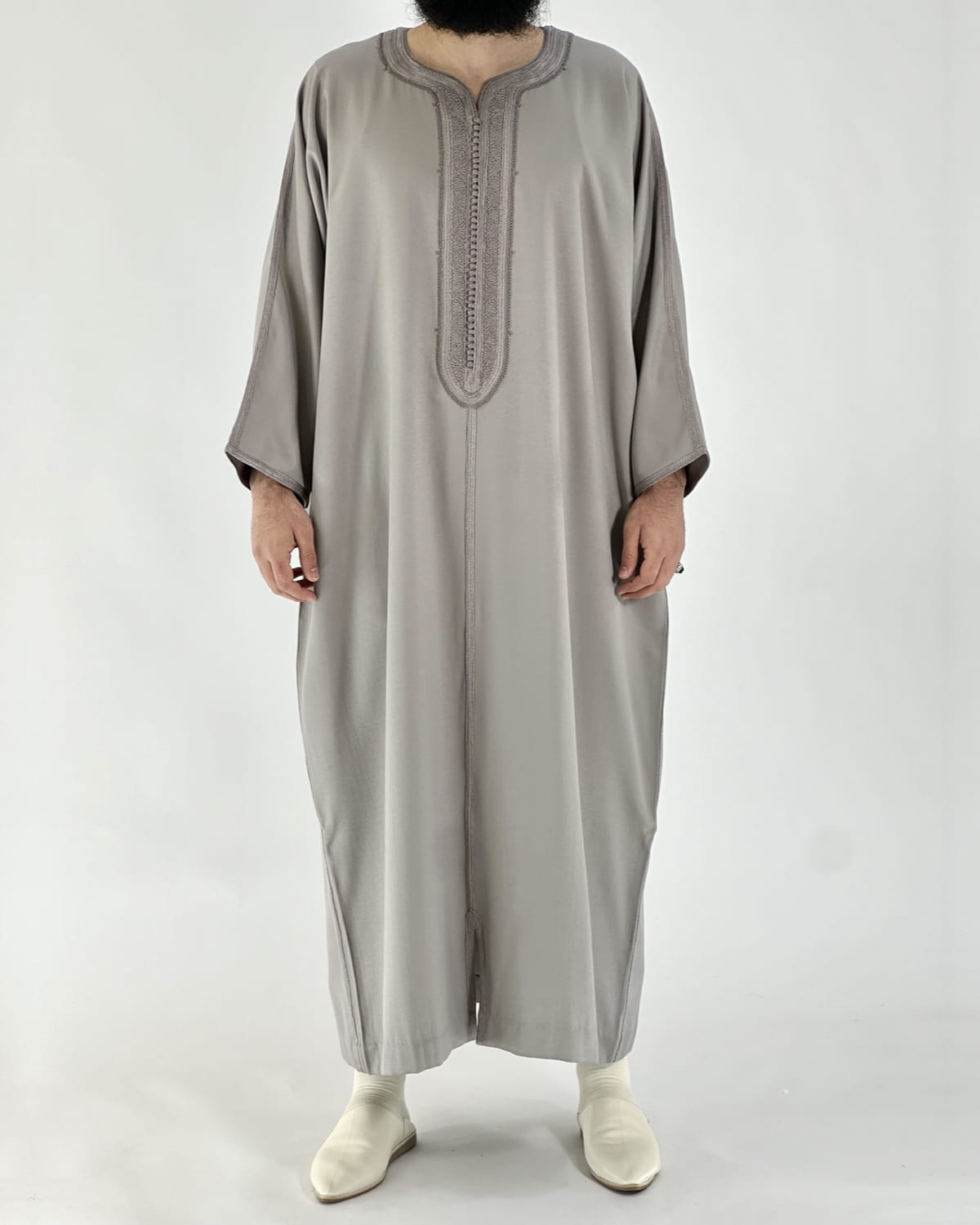 mannequin portant gandoura homme matiere gabardine de couleur taupe avec un travail motifs fait main vue entiere