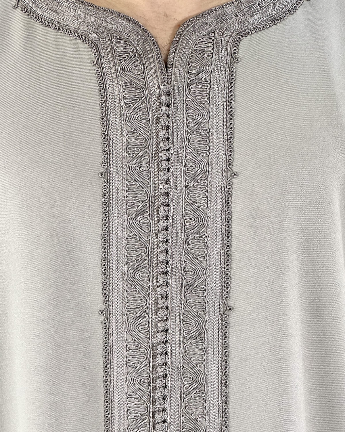 mannequin portant gandoura homme matiere gabardine de couleur taupe avec un travail motifs fait main vue motifs