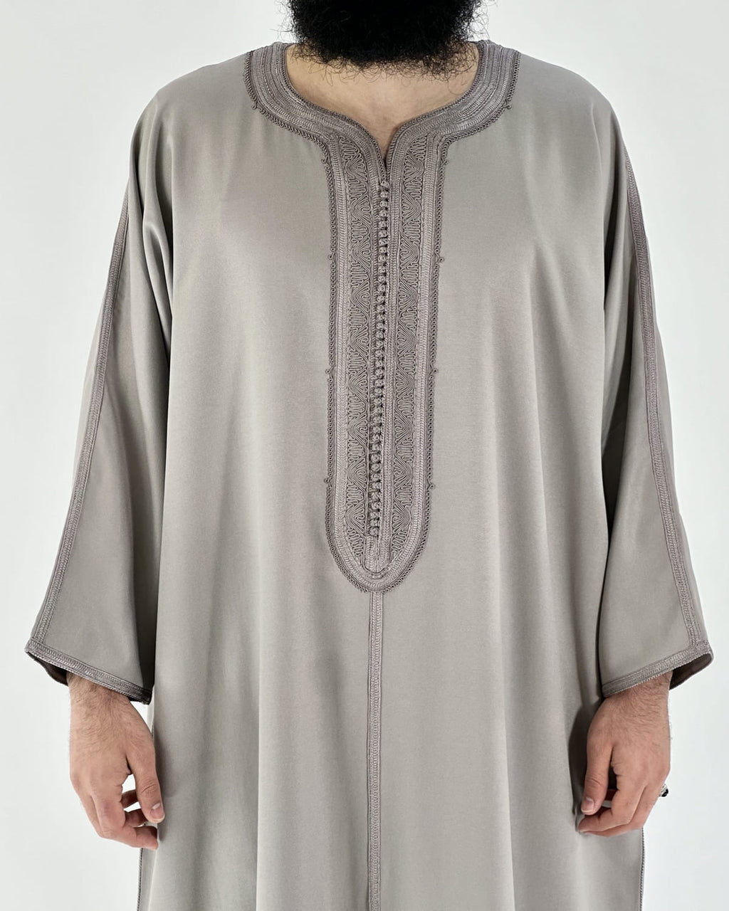 mannequin portant gandoura homme matiere gabardine de couleur taupe avec un travail motifs fait main vue face-rapprochee