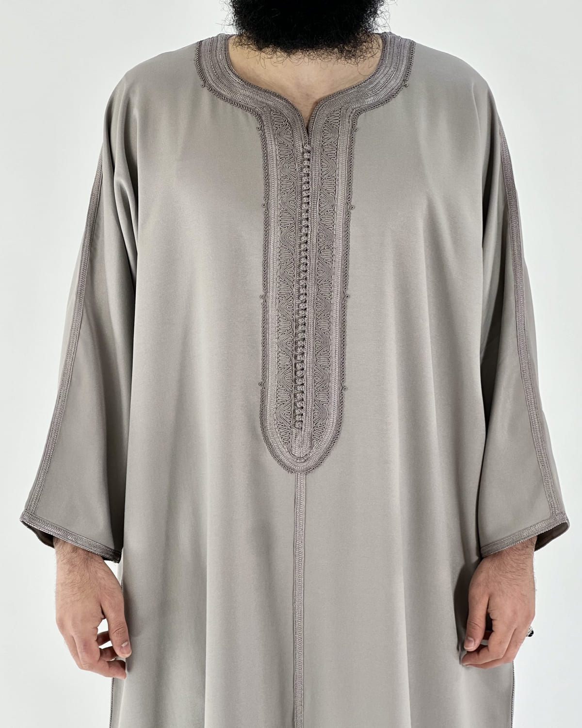 mannequin portant gandoura homme matiere gabardine de couleur taupe avec un travail motifs fait main vue face-rapprochee