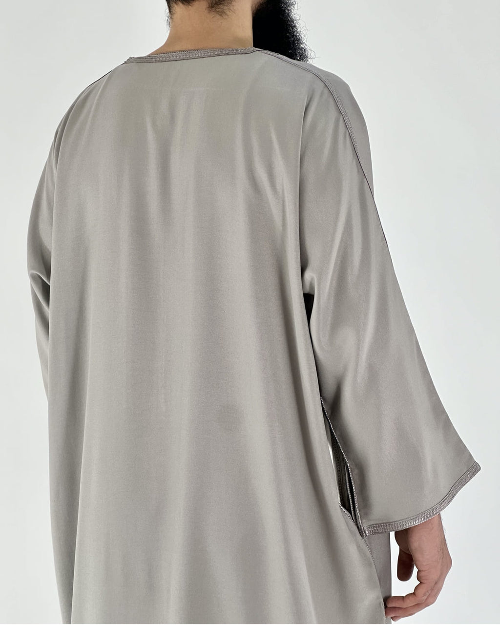 mannequin portant gandoura homme matiere gabardine de couleur taupe avec un travail motifs fait main vue dos