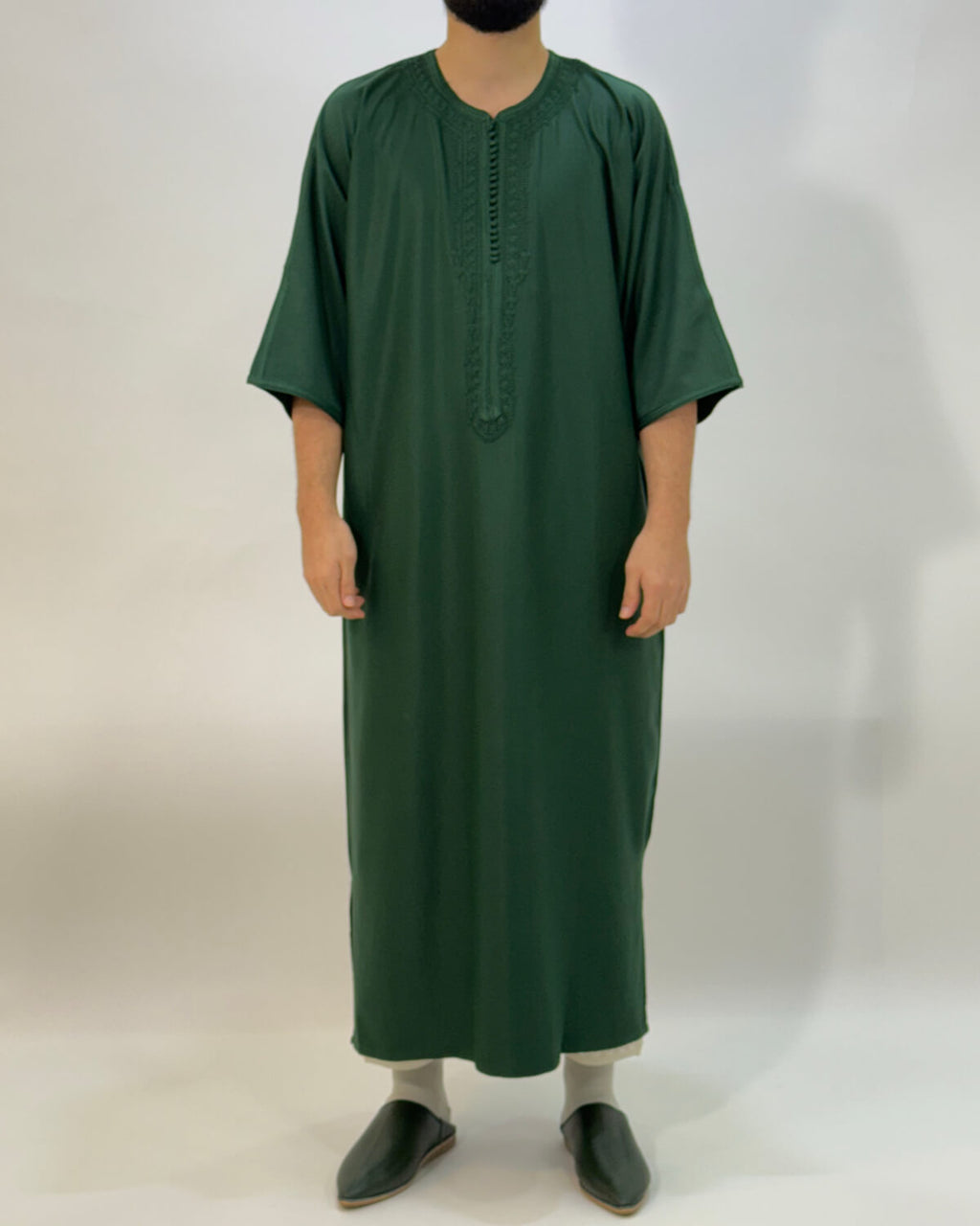 mannequin portant gandoura homme matiere gabardine de couleur vert avec un travail finition faite main vue entiere