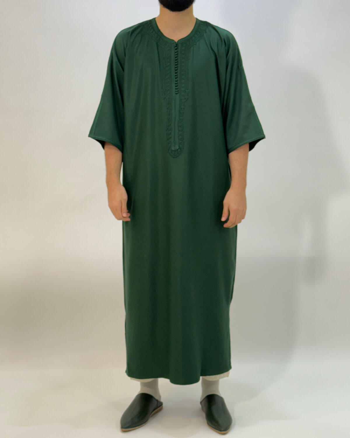 mannequin portant gandoura homme matiere gabardine de couleur vert avec un travail finition faite main vue entiere