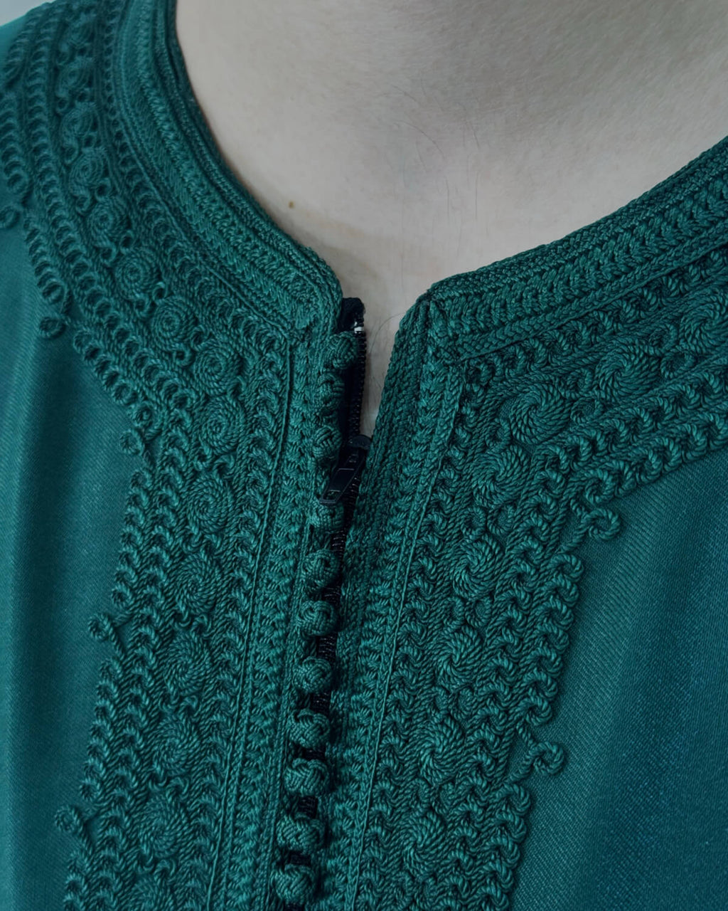 mannequin portant gandoura homme matiere gabardine de couleur vert avec un travail finition faite main vue details-rapproches
