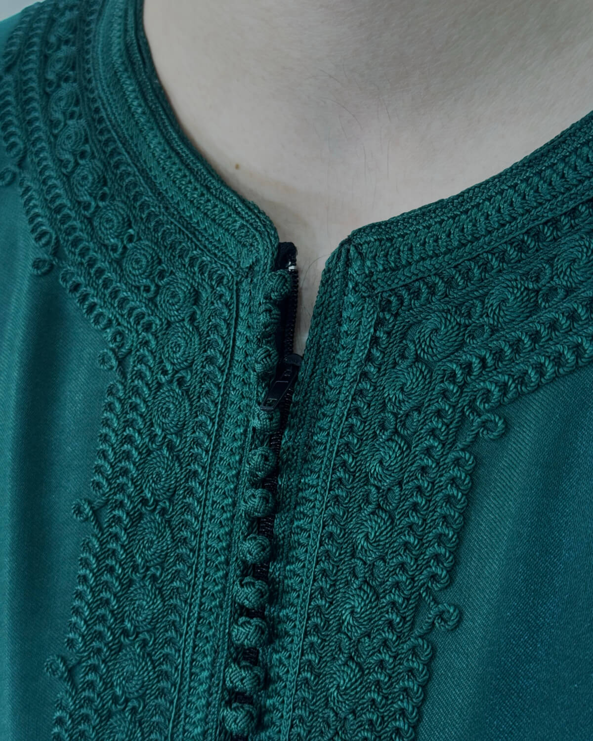 mannequin portant gandoura homme matiere gabardine de couleur vert avec un travail finition faite main vue details-rapproches