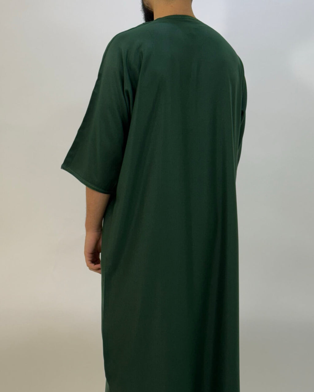 mannequin portant gandoura homme matiere gabardine de couleur vert avec un travail finition faite main vue dos