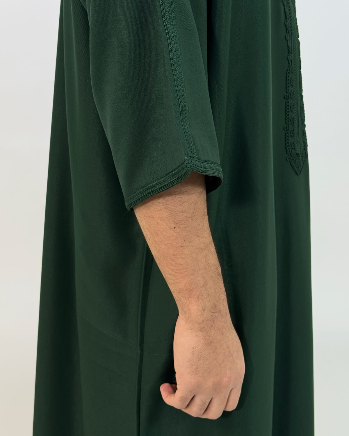 mannequin portant gandoura homme matiere gabardine de couleur vert avec un travail finition faite main vue manche