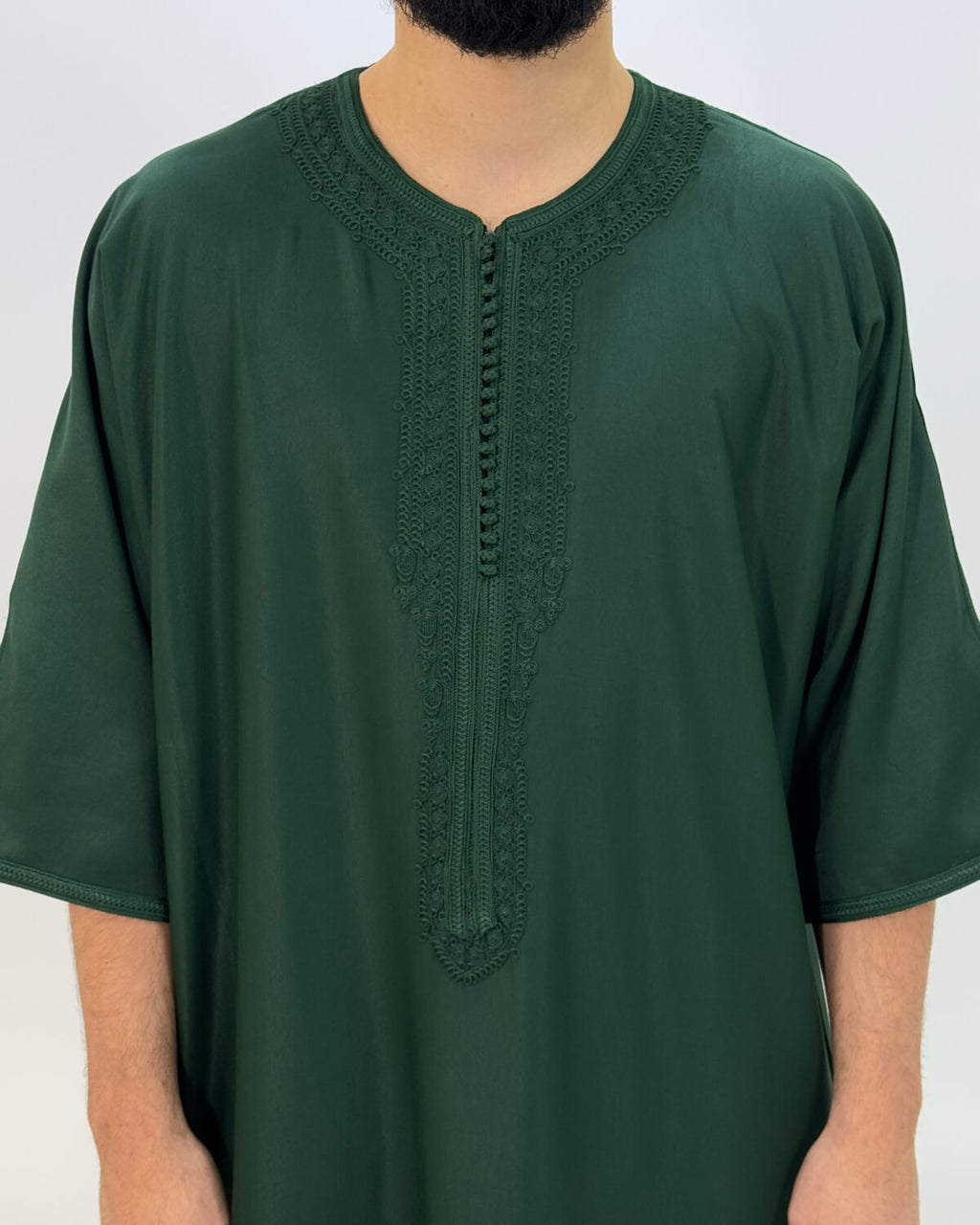 mannequin portant gandoura homme matiere gabardine de couleur vert avec un travail finition faite main vue face-rapprochee