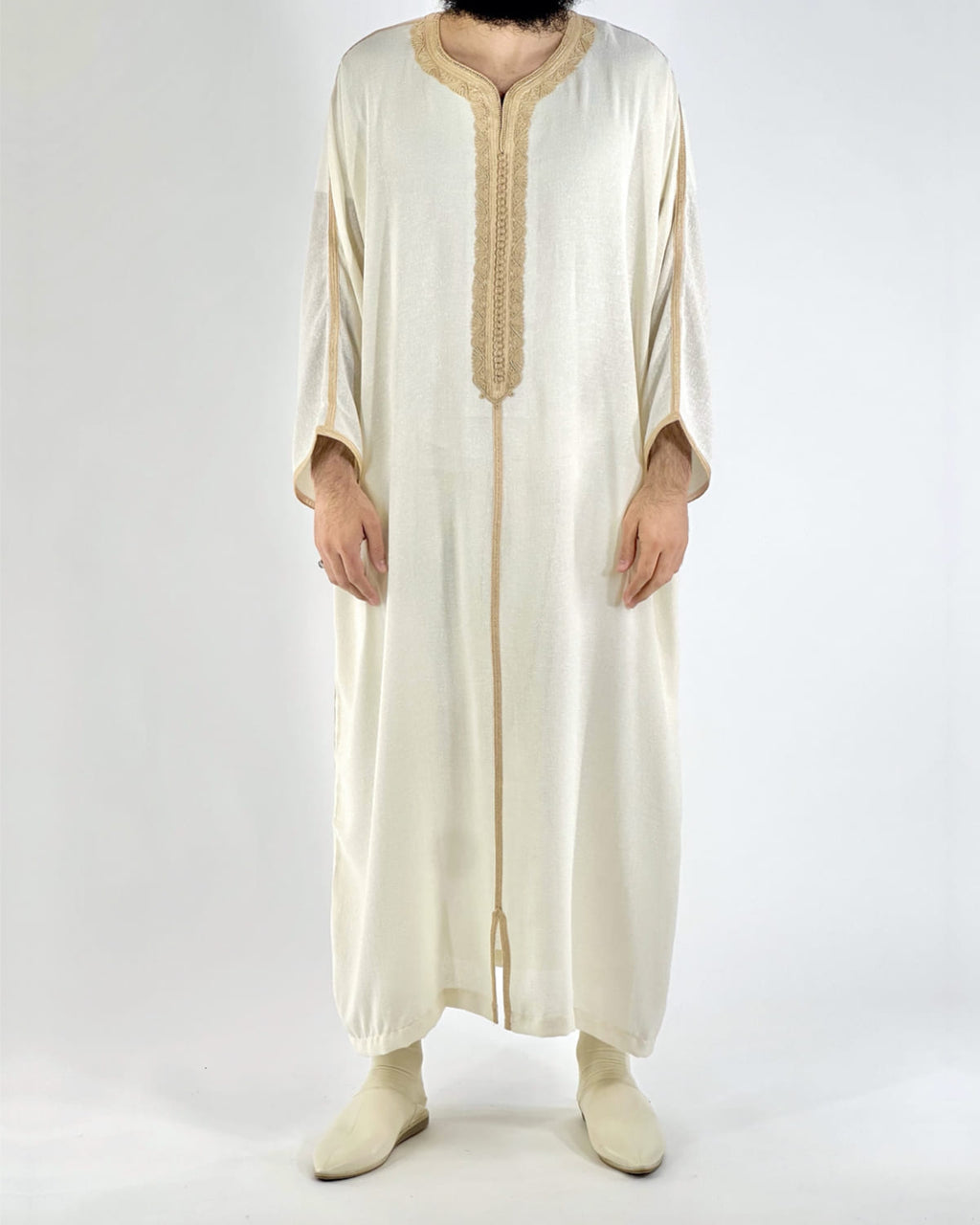 mannequin portant gandoura homme matiere lin de couleur beige avec un travail motifs fait main vue entiere
