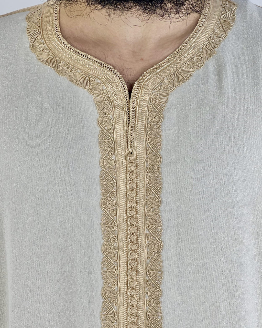 mannequin portant gandoura homme matiere lin de couleur beige avec un travail motifs fait main vue motifs