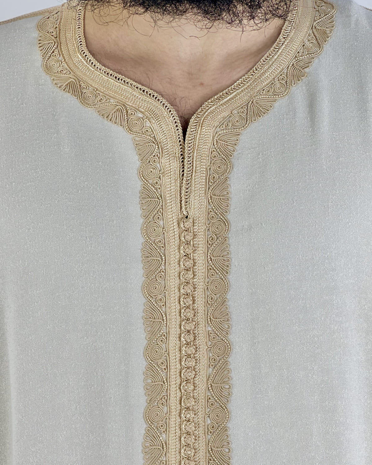 mannequin portant gandoura homme matiere lin de couleur beige avec un travail motifs fait main vue motifs