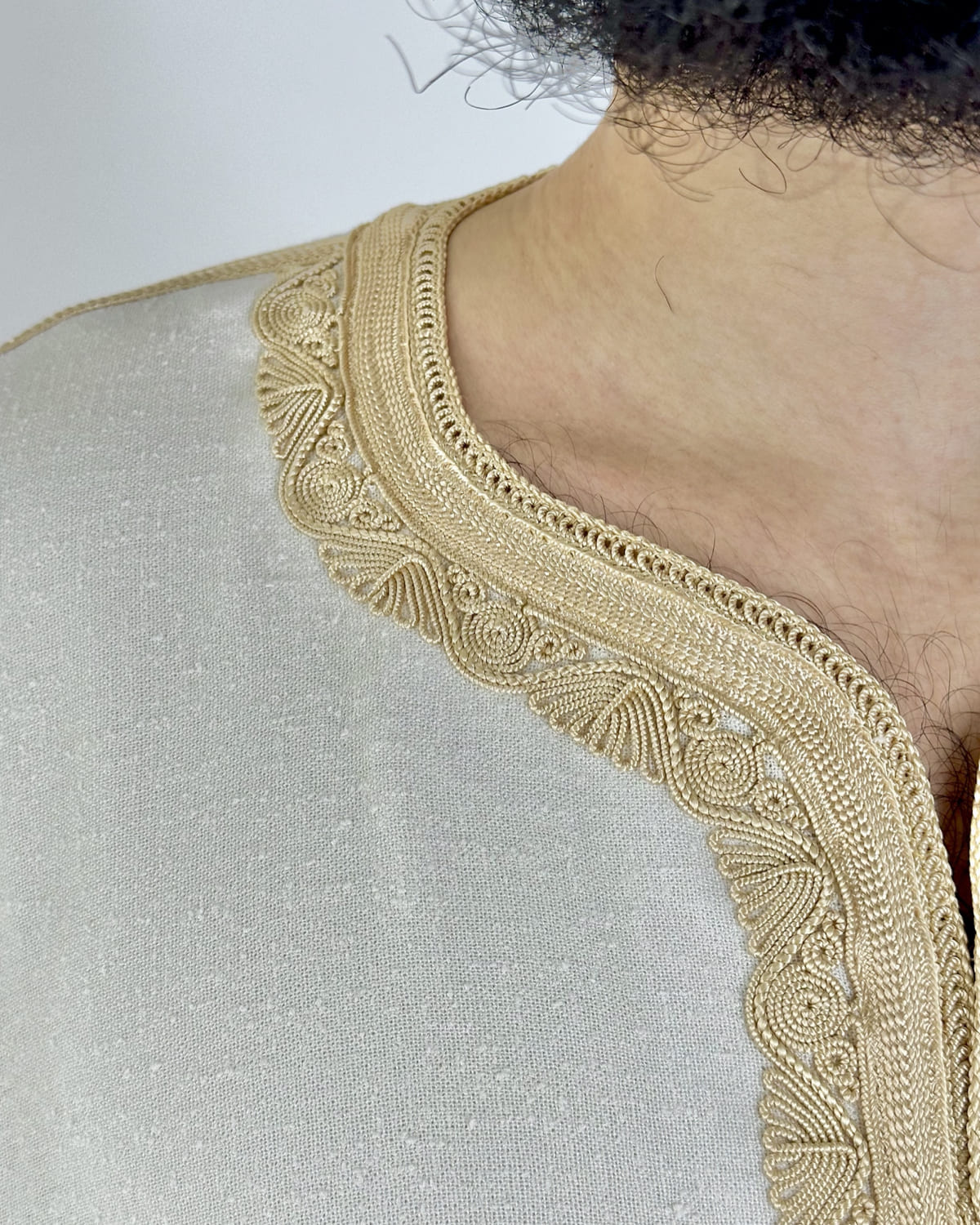 mannequin portant gandoura homme matiere lin de couleur beige avec un travail motifs fait main vue details-rapproches