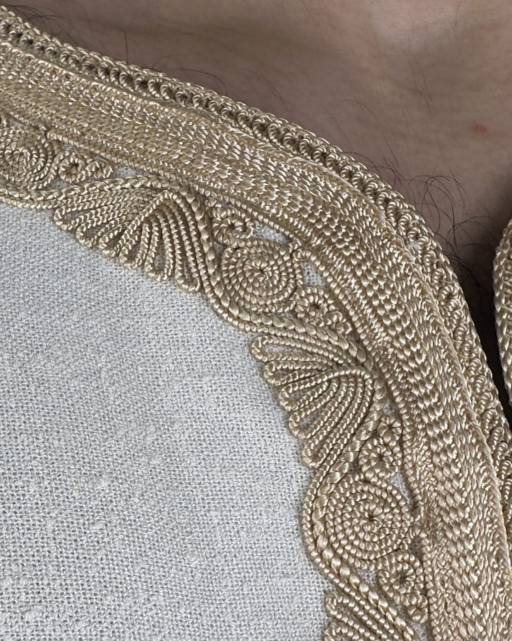 mannequin portant gandoura homme matiere lin de couleur beige avec un travail motifs fait main vue details-rapproches
