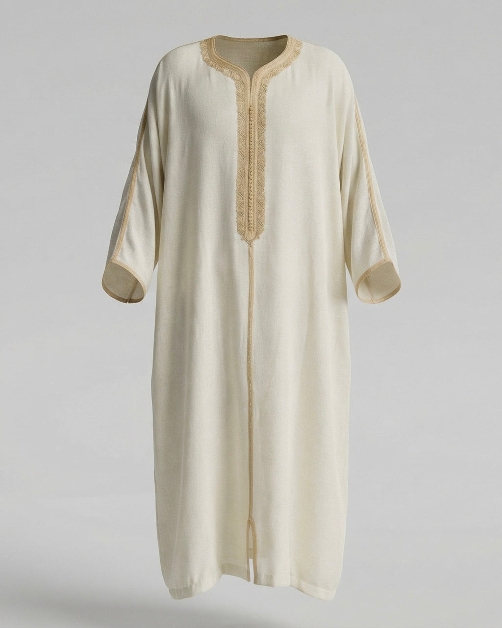 mannequin portant gandoura homme matiere lin de couleur beige avec un travail motifs fait main vue entiere