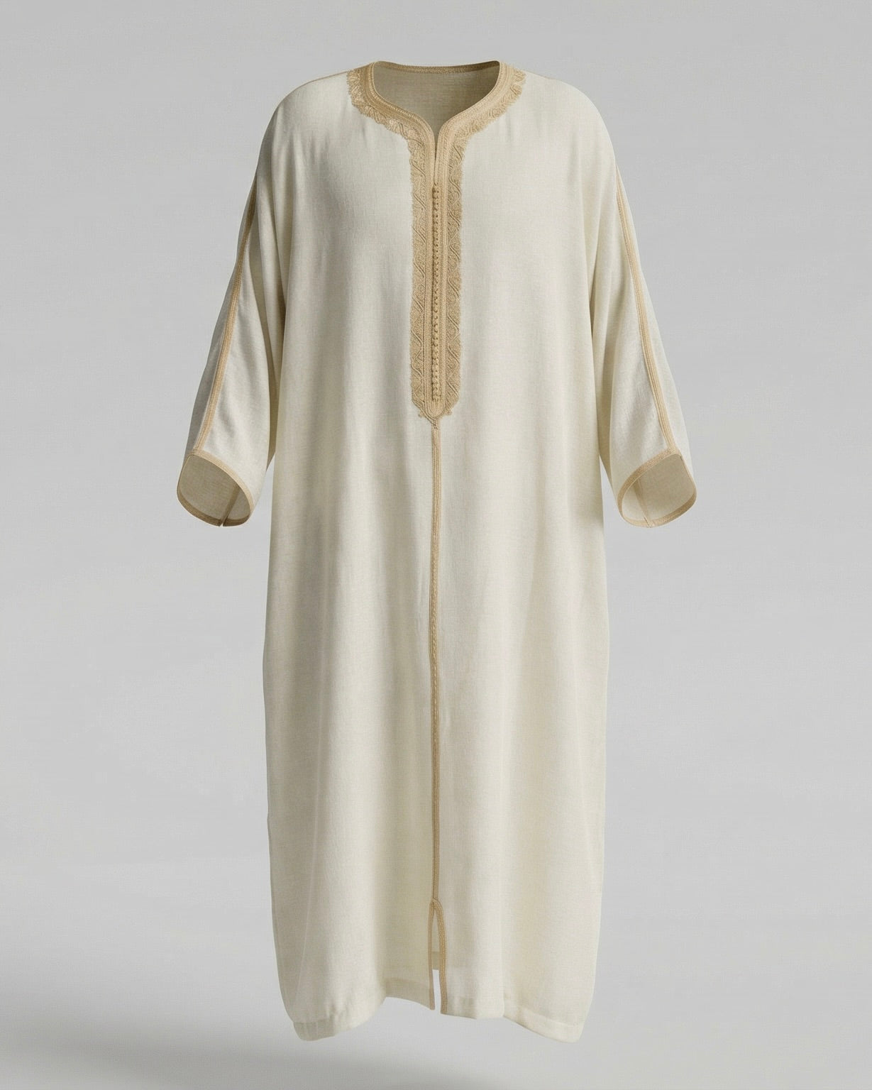 mannequin portant gandoura homme matiere lin de couleur beige avec un travail motifs fait main vue entiere