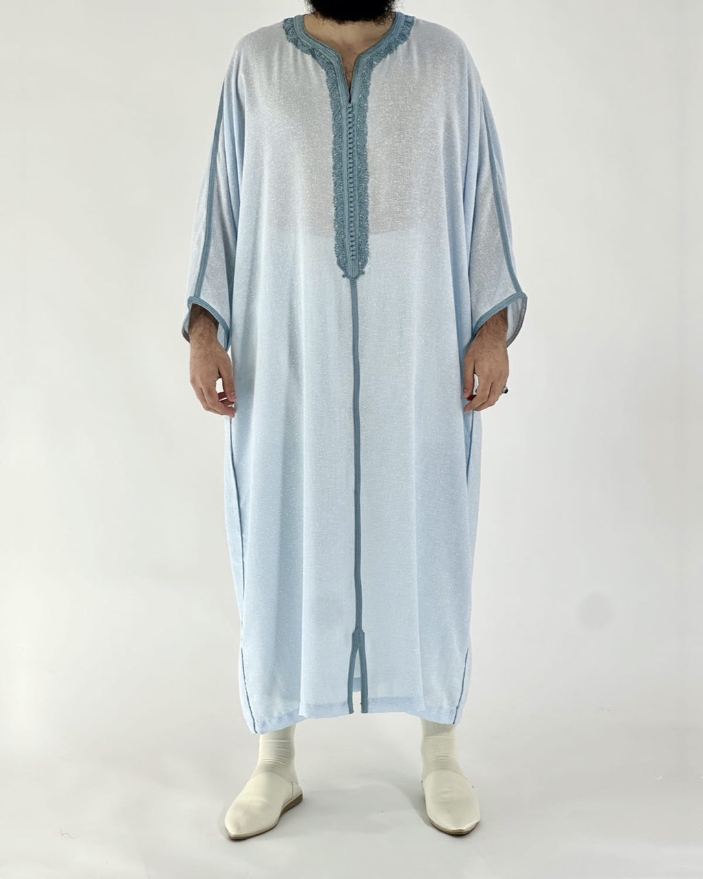 mannequin portant gandoura homme matiere lin de couleur bleu avec un travail motifs fait main vue entiere