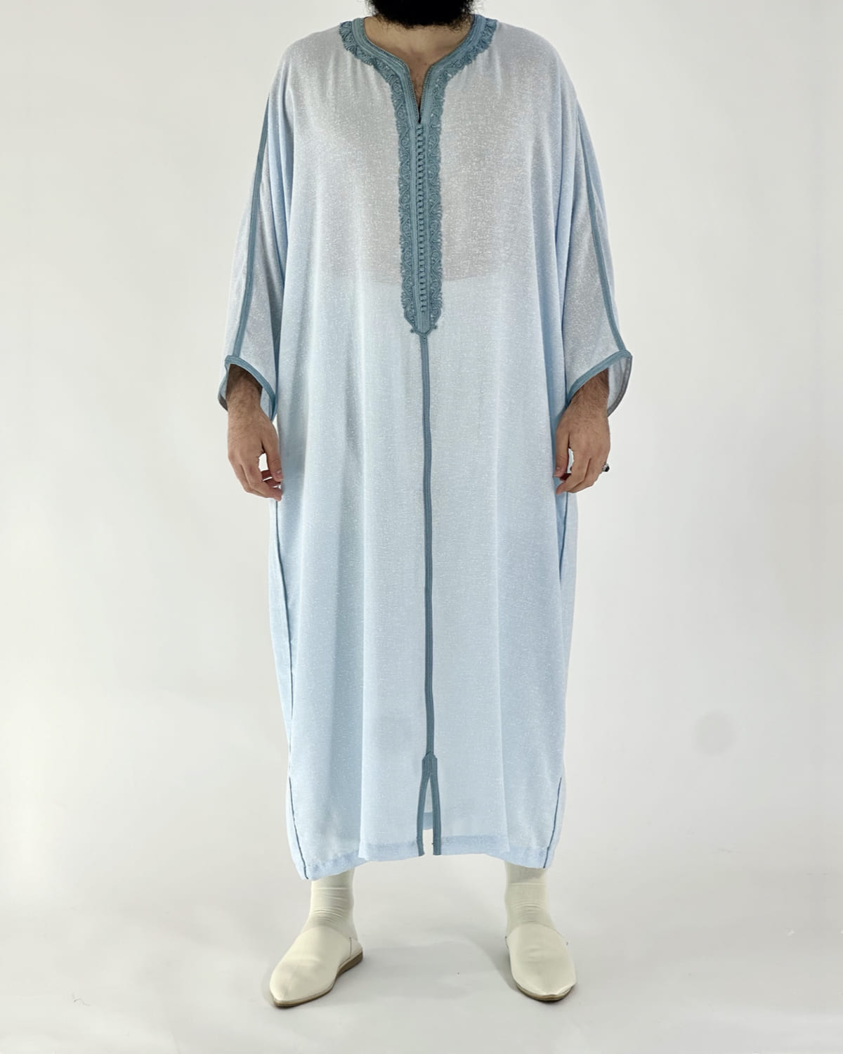mannequin portant gandoura homme matiere lin de couleur bleu avec un travail motifs fait main vue entiere