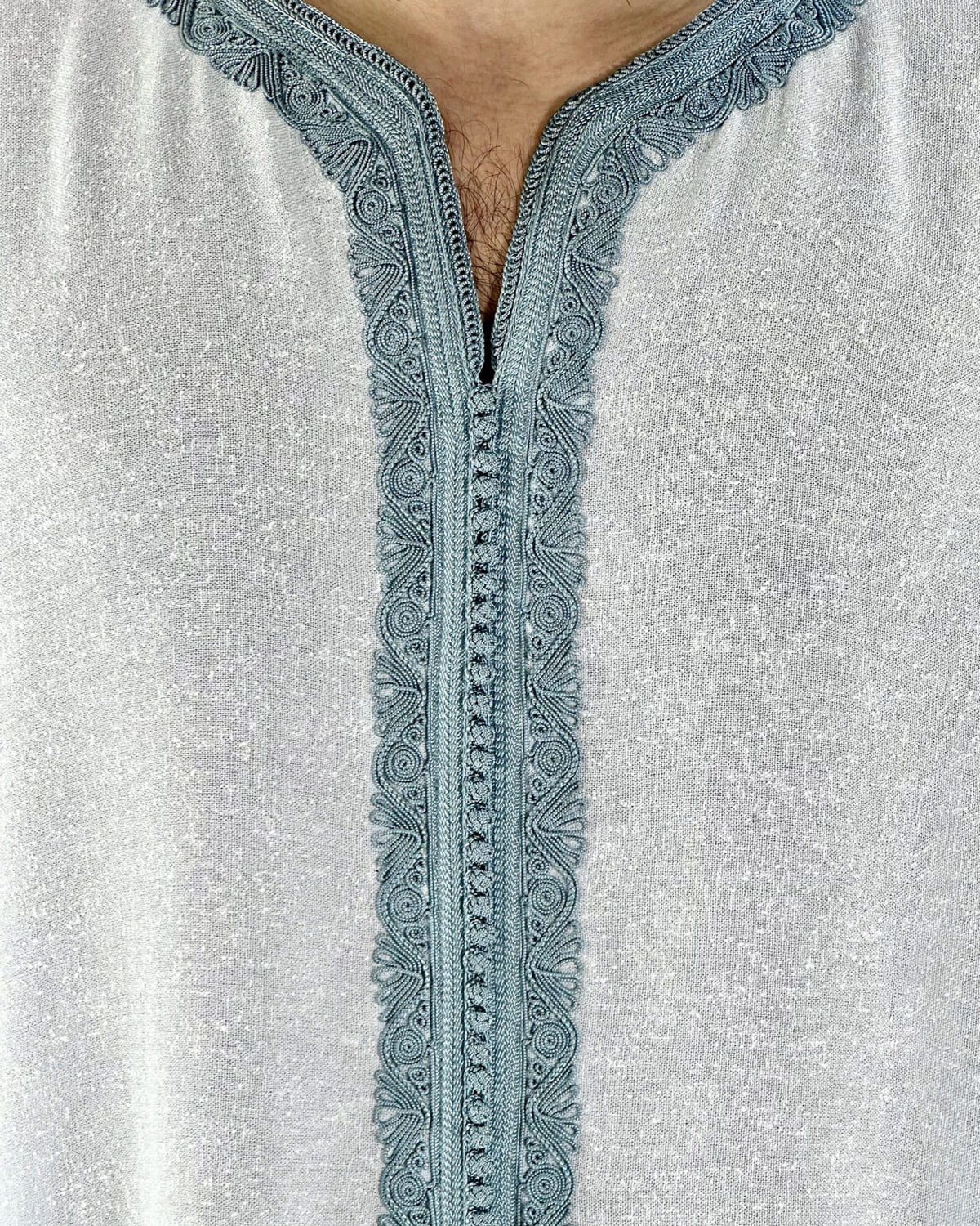 mannequin portant gandoura homme matiere lin de couleur bleu avec un travail motifs fait main vue motifs
