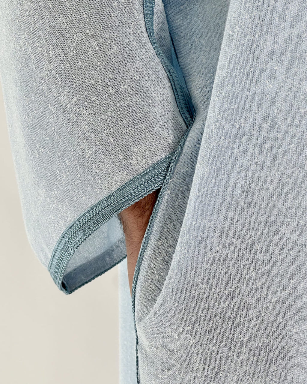 mannequin portant gandoura homme matiere lin de couleur bleu avec un travail motifs fait main vue manche