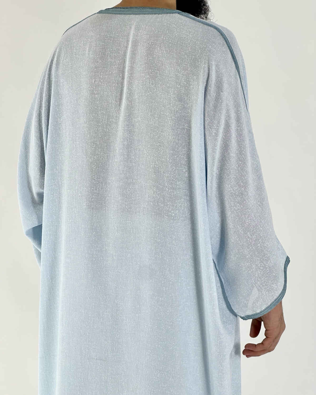 mannequin portant gandoura homme matiere lin de couleur bleu avec un travail motifs fait main vue dos