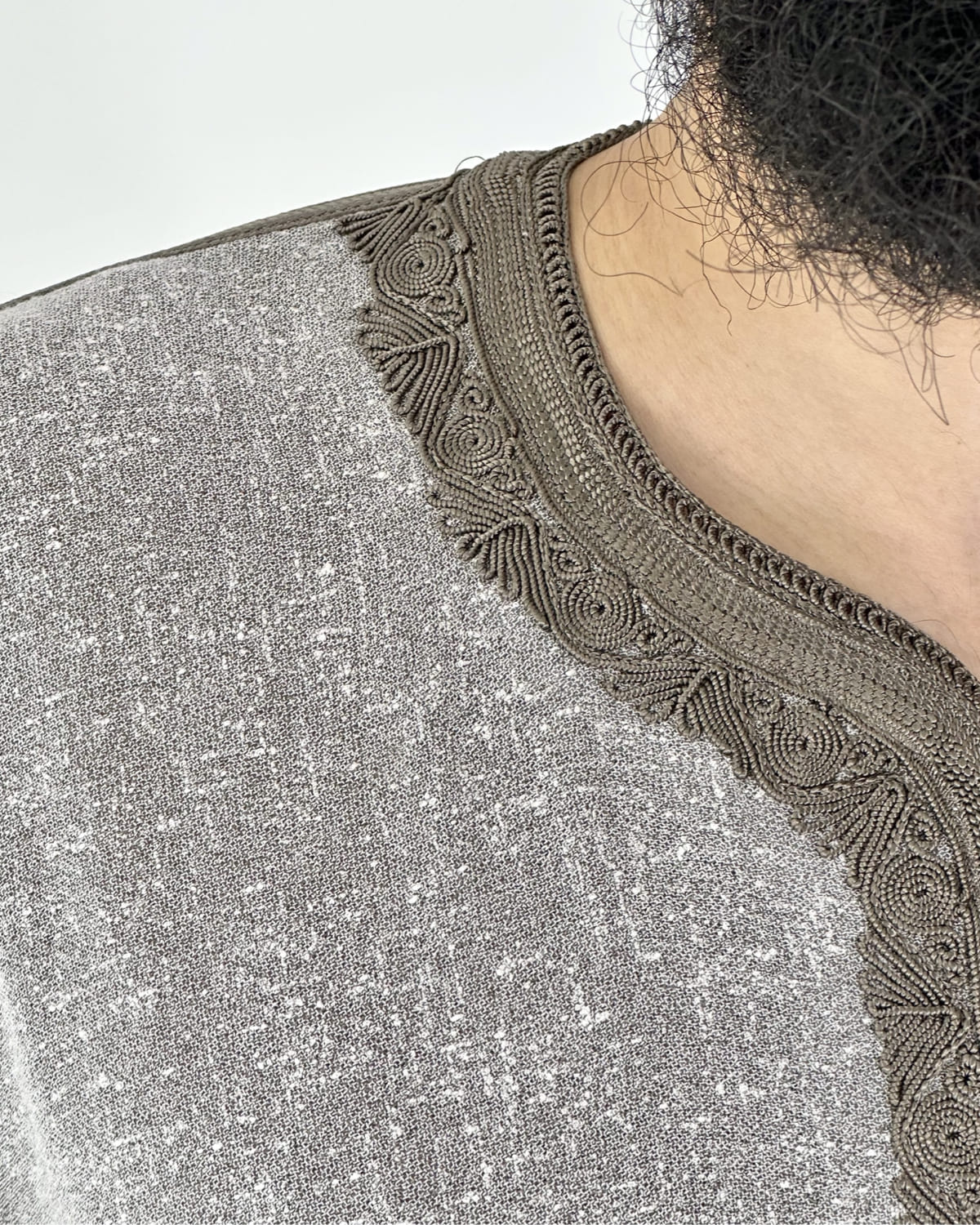 mannequin portant gandoura homme matiere lin de couleur gris avec un travail motifs fait main vue details-rapproches