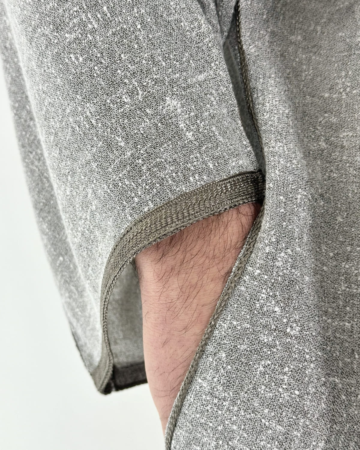 mannequin portant gandoura homme matiere lin de couleur gris avec un travail motifs fait main vue manche