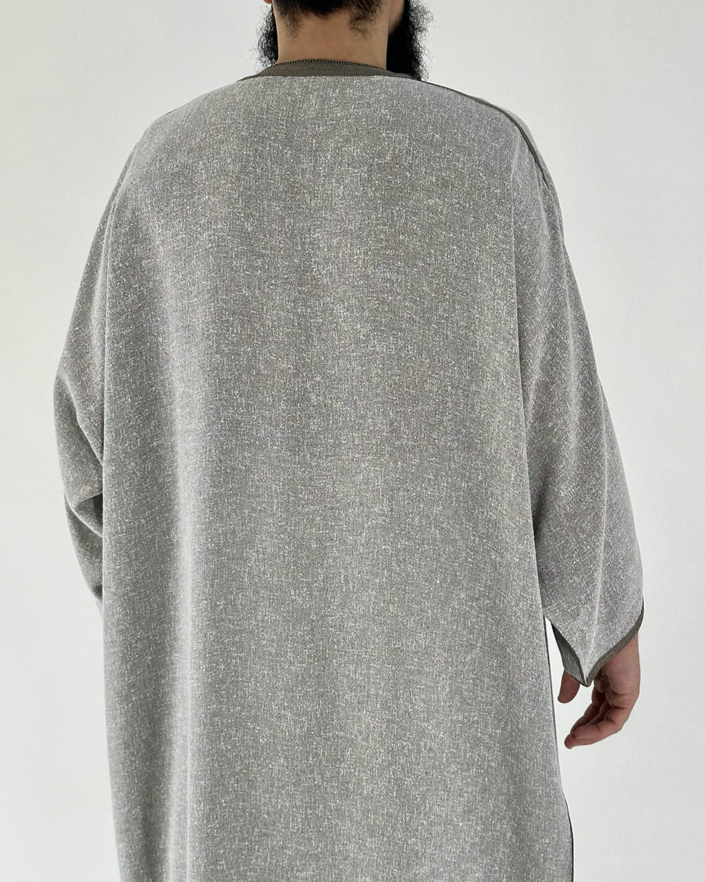 mannequin portant gandoura homme matiere lin de couleur gris avec un travail motifs fait main vue dos