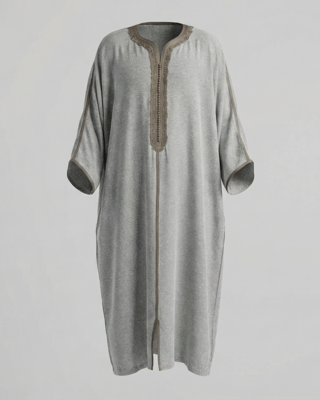 mannequin portant gandoura homme matiere lin de couleur gris avec un travail motifs fait main vue entiere