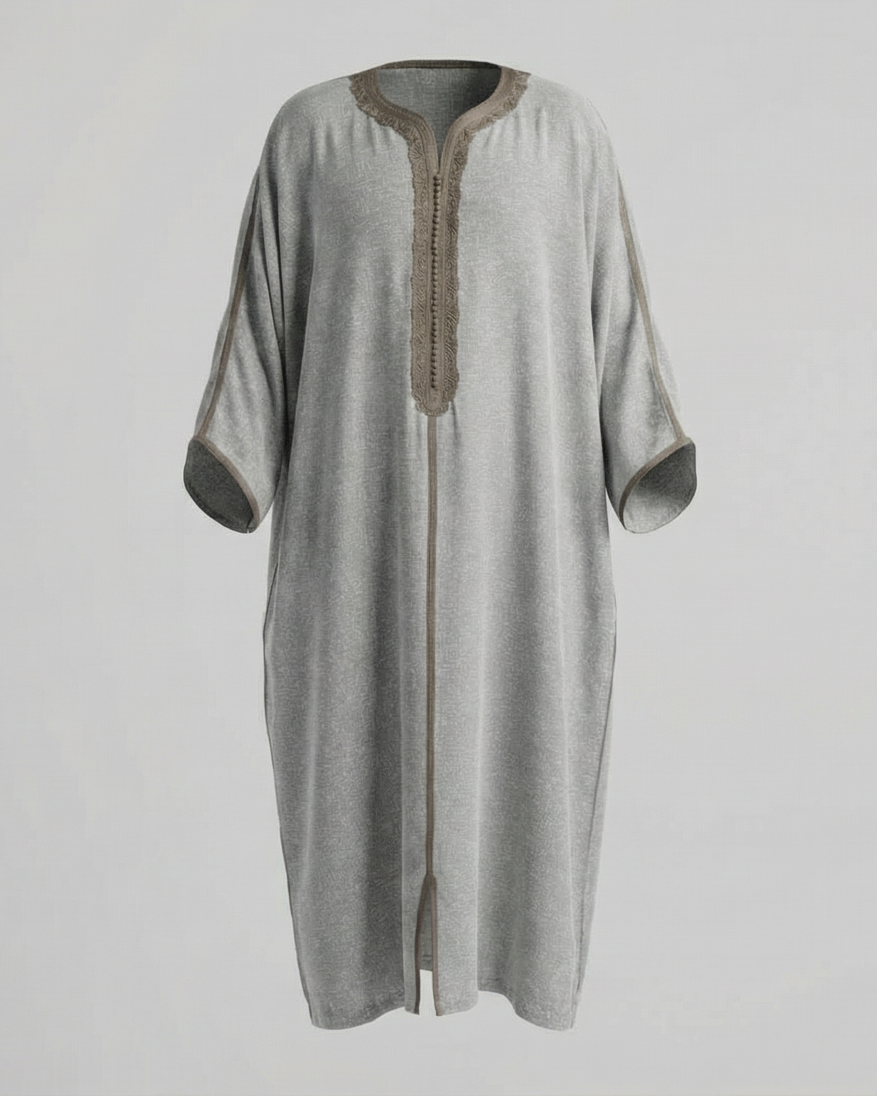 mannequin portant gandoura homme matiere lin de couleur gris avec un travail motifs fait main vue entiere