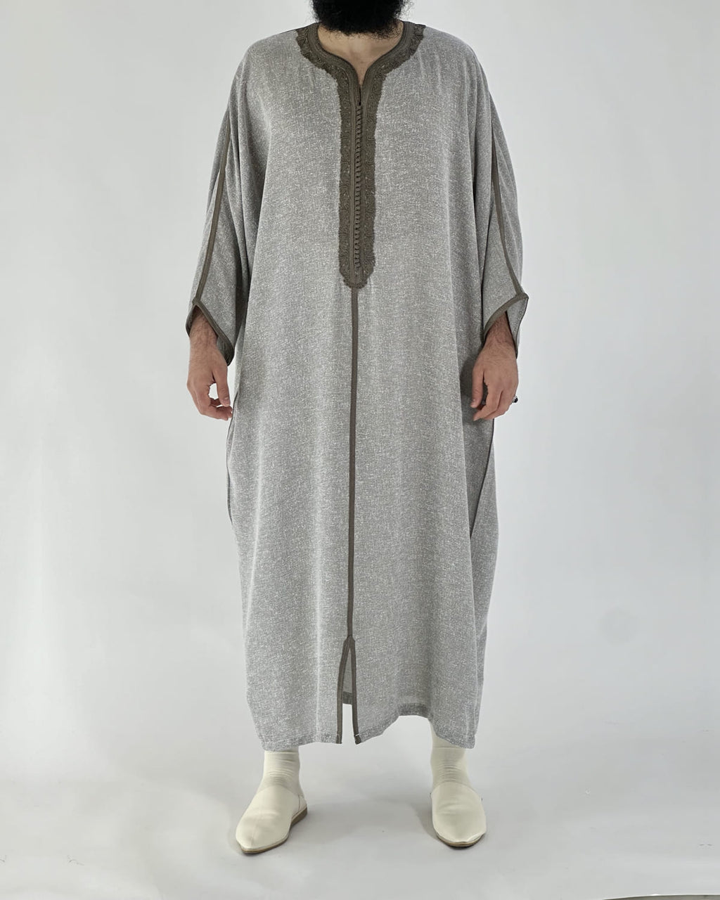 mannequin portant gandoura homme matiere lin de couleur gris avec un travail motifs fait main vue entiere