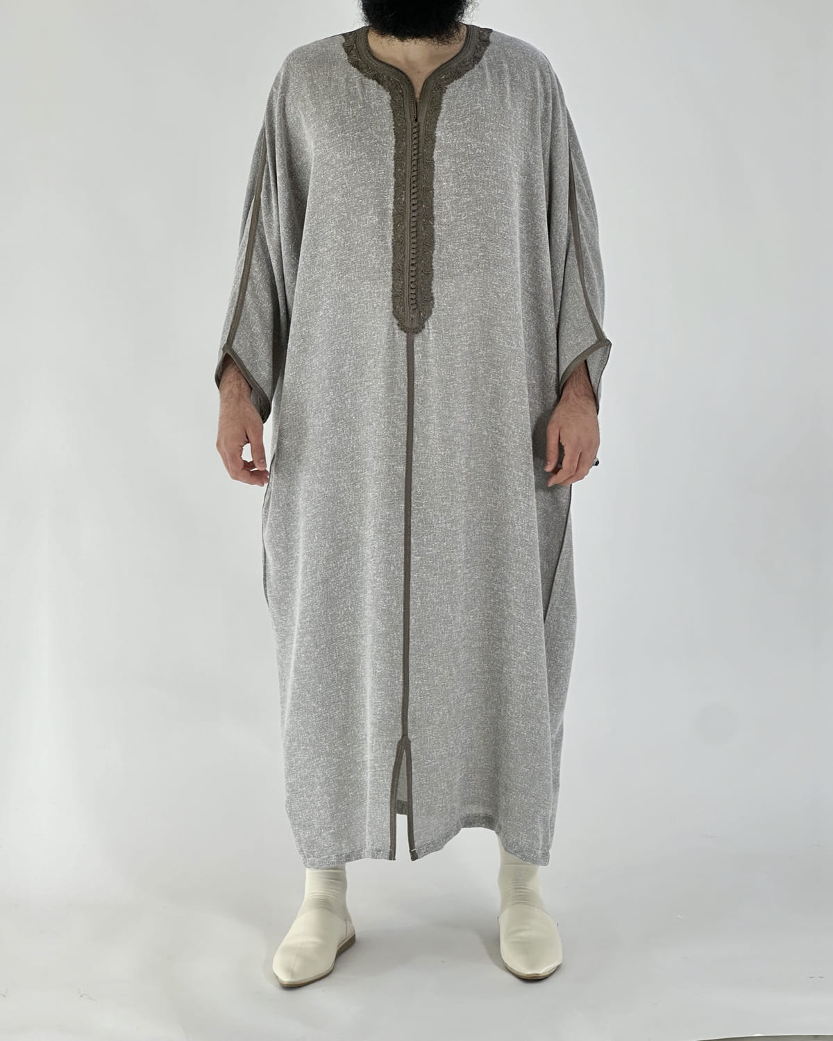 mannequin portant gandoura homme matiere lin de couleur gris avec un travail motifs fait main vue entiere