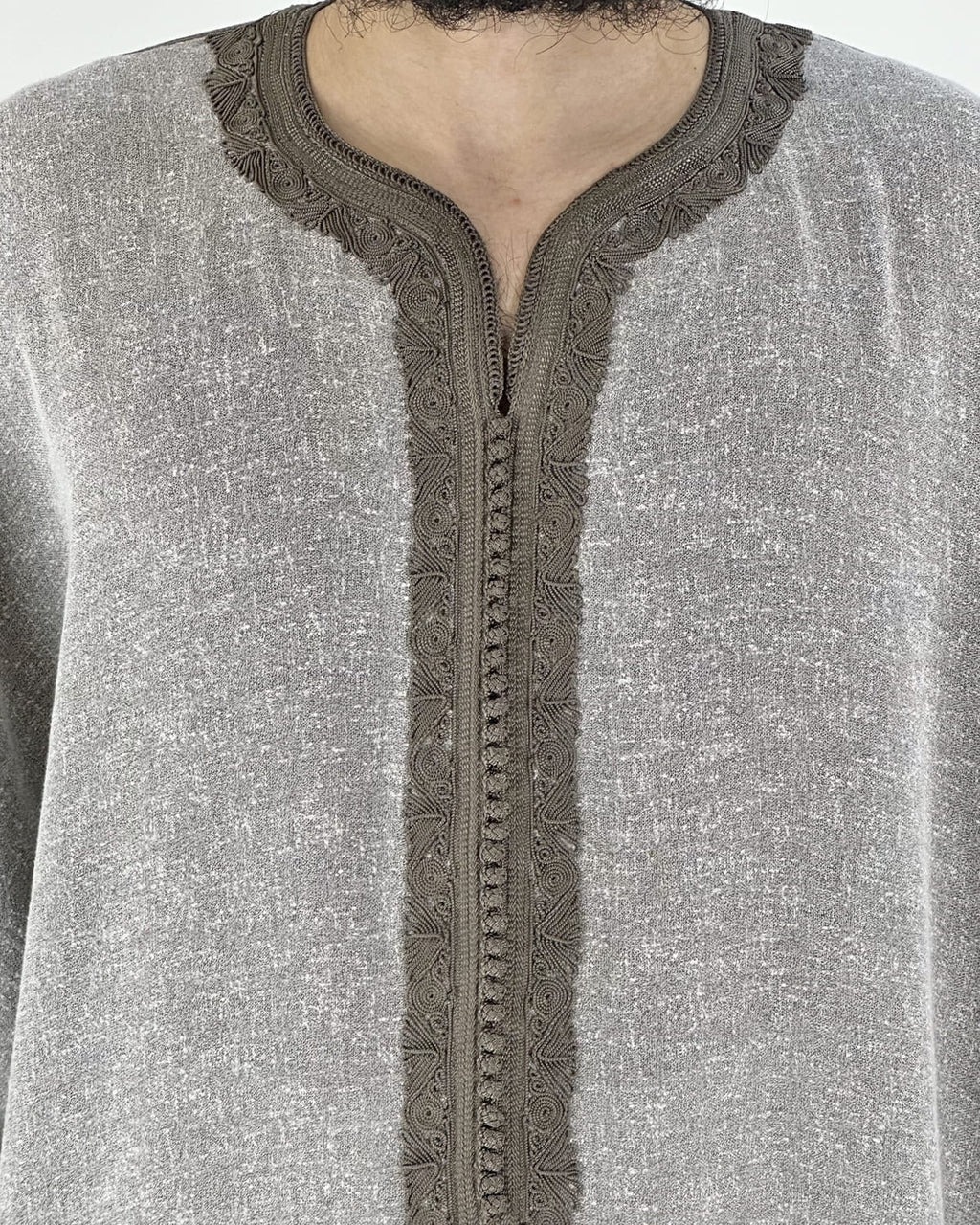 mannequin portant gandoura homme matiere lin de couleur gris avec un travail motifs fait main vue motifs