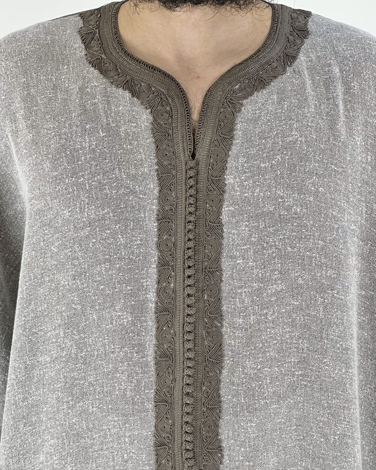 mannequin portant gandoura homme matiere lin de couleur gris avec un travail motifs fait main vue motifs