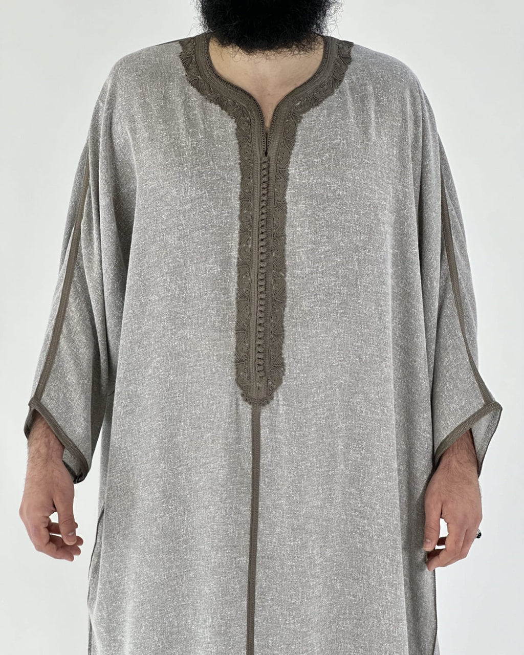 mannequin portant gandoura homme matiere lin de couleur gris avec un travail motifs fait main vue face-rapprochee