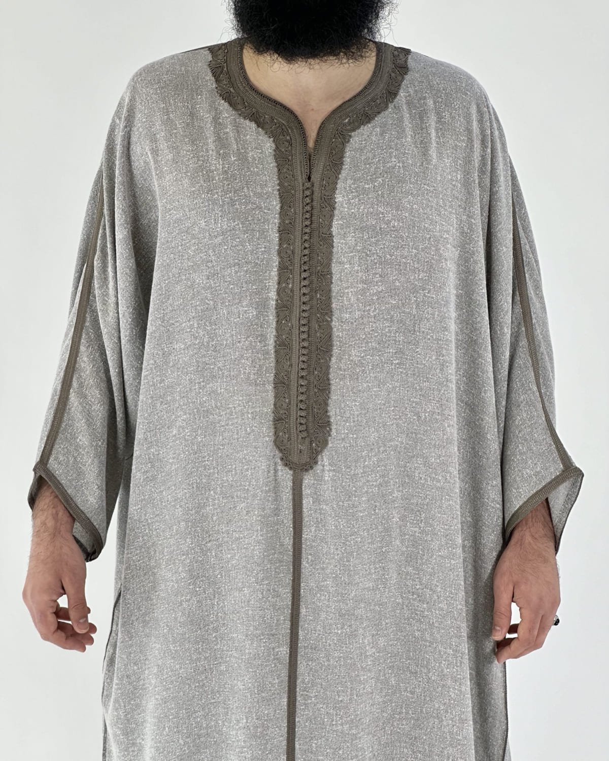 mannequin portant gandoura homme matiere lin de couleur gris avec un travail motifs fait main vue face-rapprochee