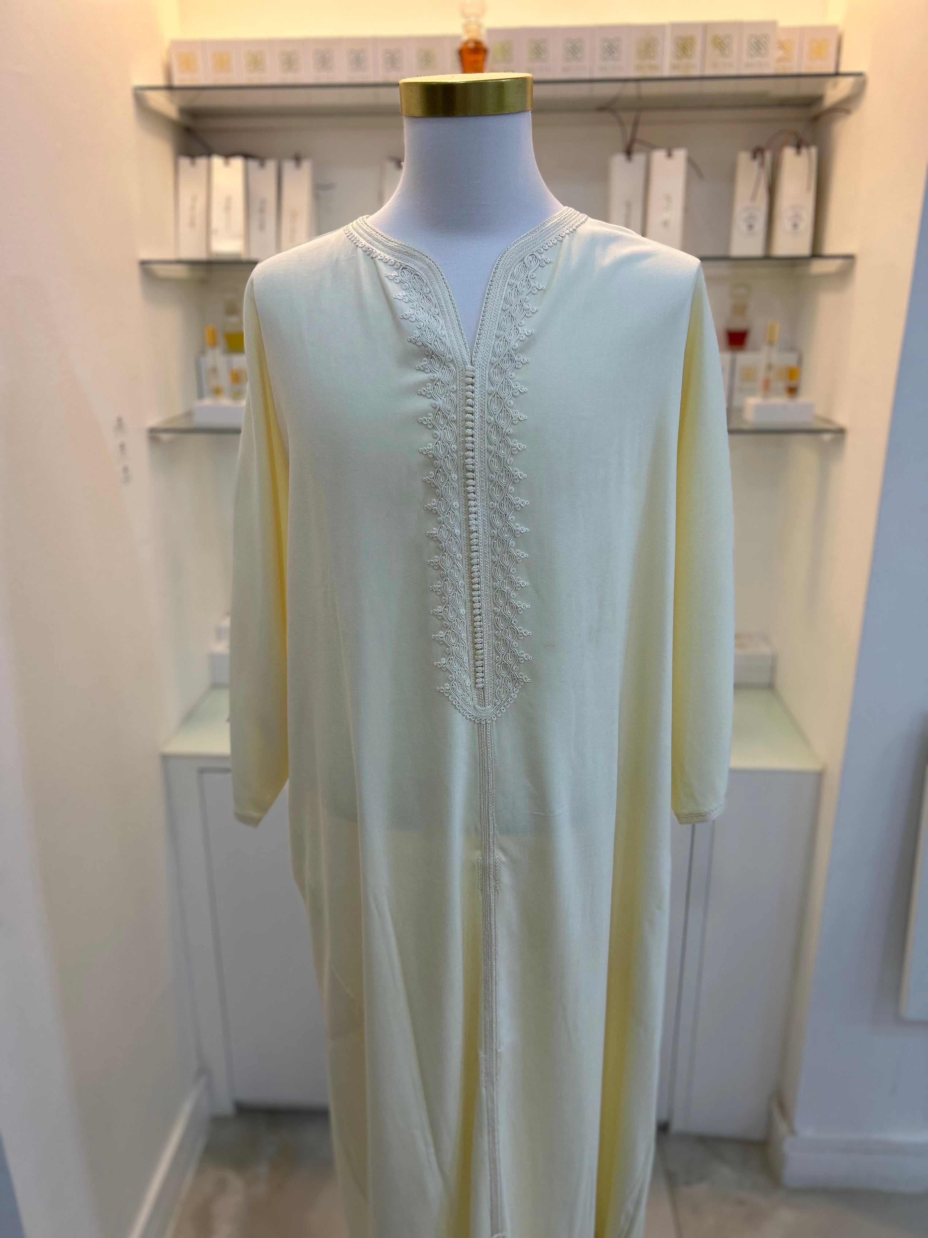 mannequin portant gandoura homme matiere mlifa de couleur blanc avec un travail entierement fait main vue face-rapprochee