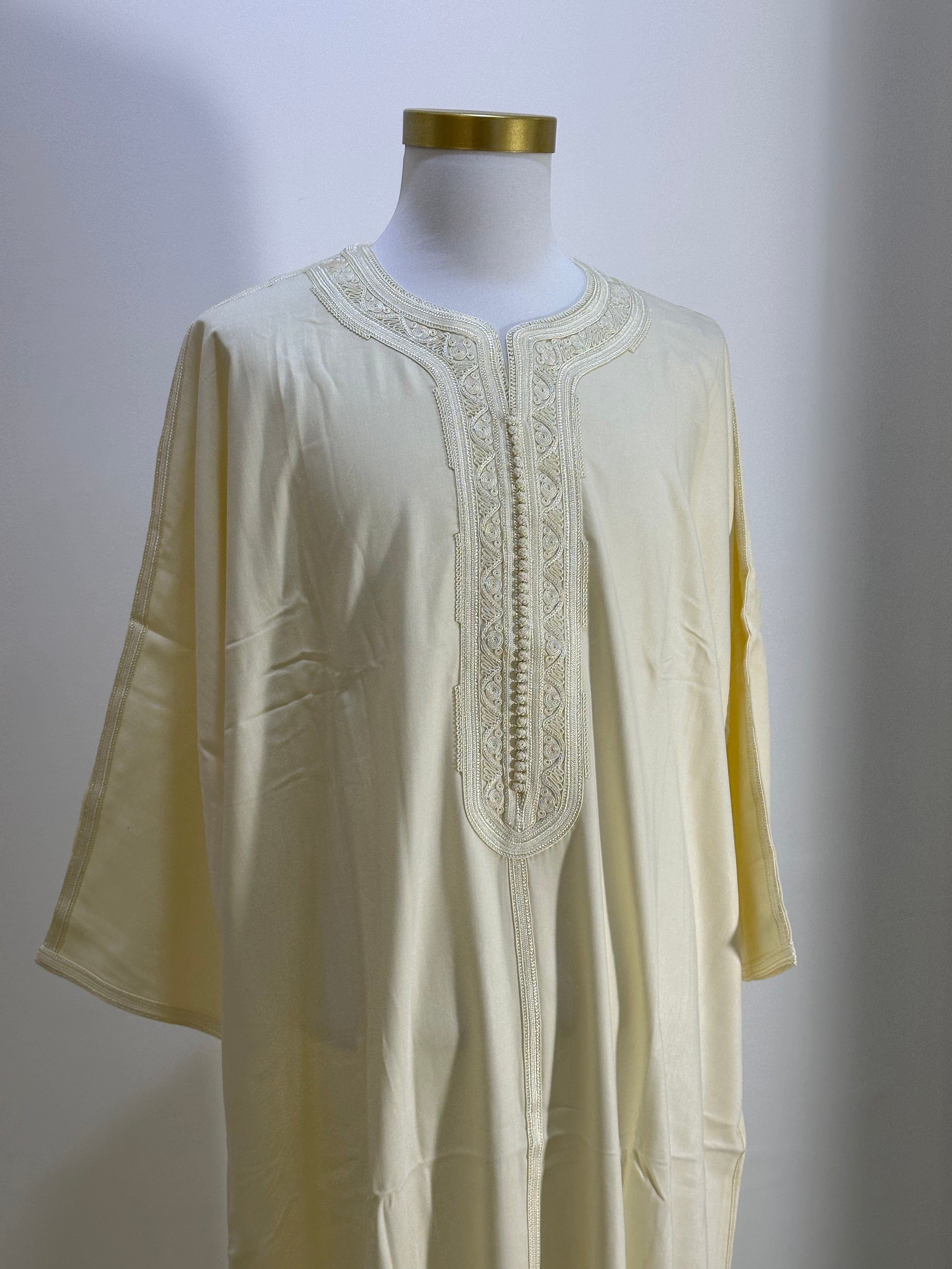 mannequin portant gandoura homme matiere mlifa de couleur blanc avec un travail motifs fait main vue face-rapprochee